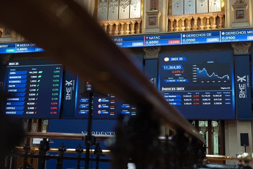 Archivo - Paneles del IBEX 35, en el Palacio de la Bolsa de Madrid, a 7 de junio de 2024, en Madrid (España). 