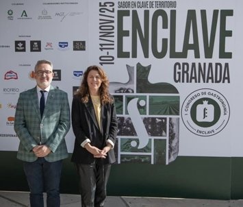 El diputado provincial de Fondos Europeos, Desarrollo, Industria y Empleo de la Diputación de Granada, Antonio Díaz, y la directora de Guía Repsol, María Ritter