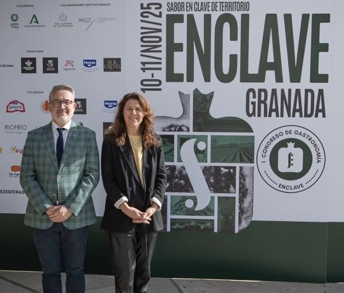 El diputado provincial de Fondos Europeos, Desarrollo, Industria y Empleo de la Diputación de Granada, Antonio Díaz, y la directora de Guía Repsol, María Ritter
