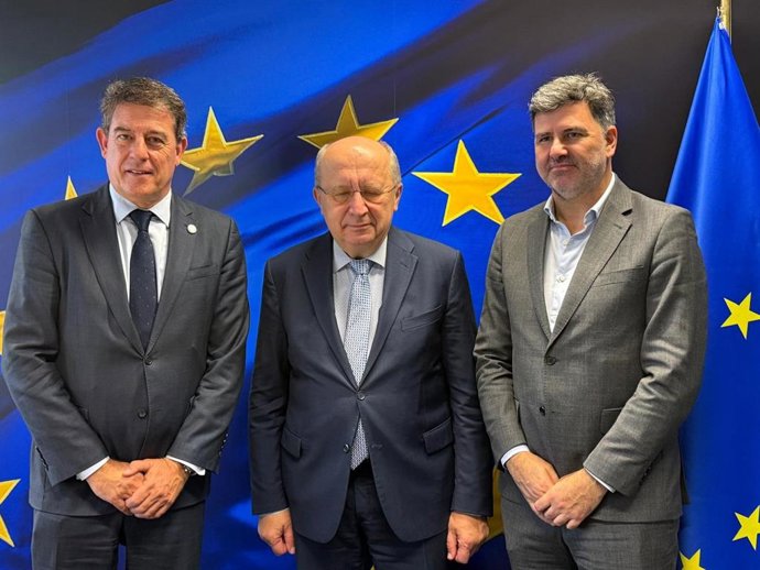 El líder de los socialistas gallegos, José Ramón Gómez Besteiro, el comisario europeo de Defensa y Espacio, Andrius Kubilius, y el eurodiputado del PSdeG, Nicolás González Casares.