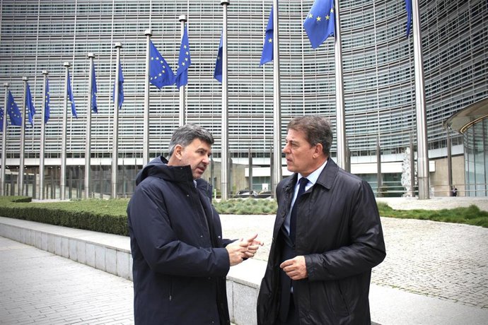 El eurodiputado del PSdeG, Nicolás González Casares, y el líder de los socialistas gallegos, José Ramón Gómez Besteiro, en Bruselas.