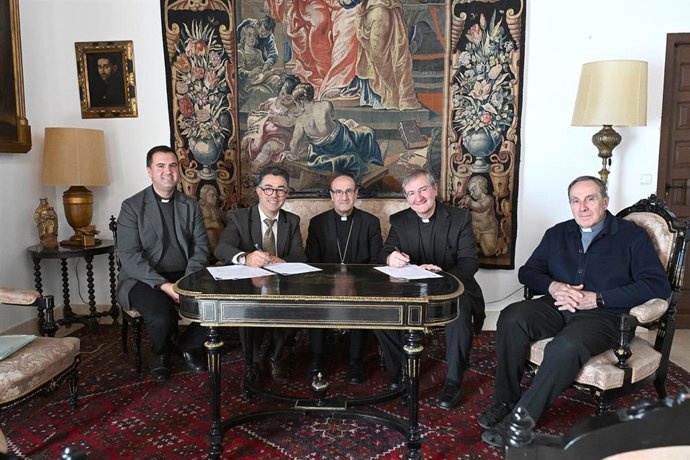 Jesús Fernández (centro) y Joaquín Alberto Nieva (2º dcha.), en la firma del convenio con Pluriel.