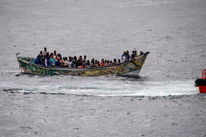 Um cayuco com 73 pessoas, antes de chegar ao cais de La Restinga, em 24 de outubro de 2025, na ilha de El Hierro, Ilhas Canárias (Espanha). Um cayuco com 73 homens chegou ao meio-dia no cais de La Restinga, em El Hierro. Eles foram atendidos por Cruz Ro