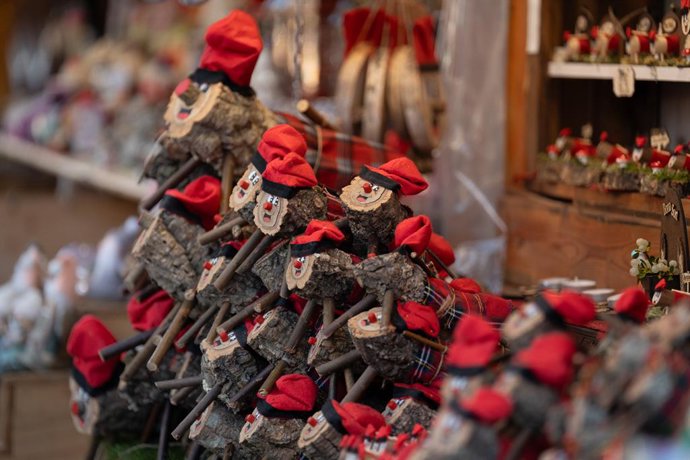 Archivo - Decoración navideña en la Fira de Santa Llúcia de Barcelona, en la plaza de la Catedral, a 5 de diciembre de 2024, en Barcelona, Catalunya (España). El gasto medio de los españoles previsto para estas Navidades será de 583 euros por persona, lo 