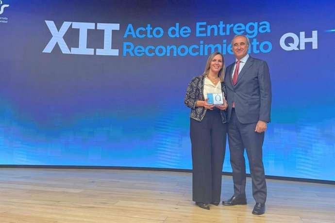 El director gerente y la coordinadora de Calidad del Hospital San Juan de Dios de Córdoba tras recoger el reconocimiento QH+ 1 estrella a la calidad asistencial.