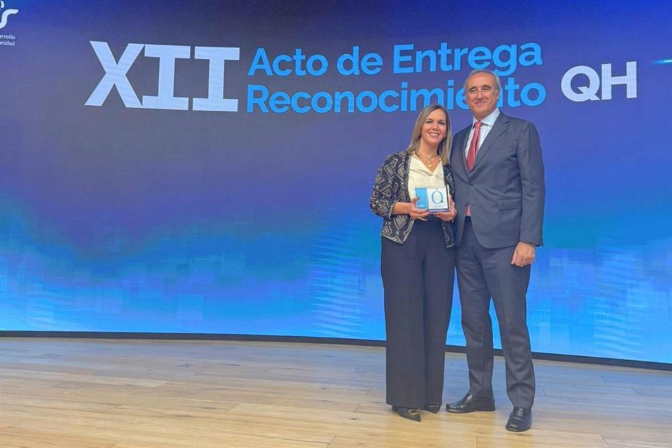 El director gerente y la coordinadora de Calidad del Hospital San Juan de Dios de Córdoba tras recoger el reconocimiento QH+ 1 estrella a la calidad asistencial.