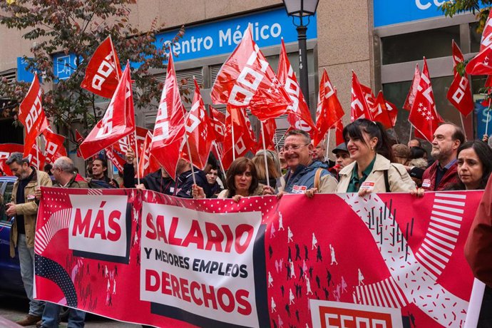 Concentración de delegados de CCOO ante la sede de Unespa en Madrid, a 6 de noviembre de 2025.