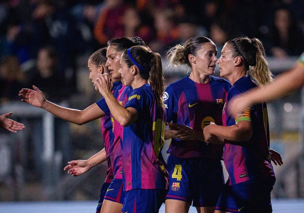 Jugadoras del Bara Femení celebran un gol en la victoria sobre la Roma en la Champions femenina 25/26