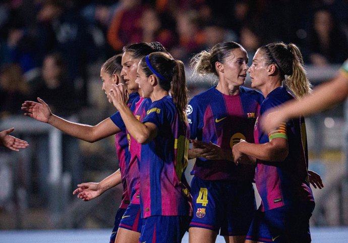 Jugadoras del Barça Femení celebran un gol en la victoria sobre la Roma en la Champions femenina 25/26