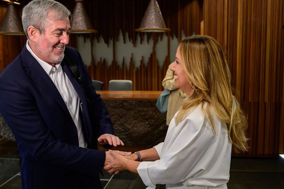 El presidente de Canarias, Fernando Clavijo, y la presidenta del Cabildo de Tenerife, Rosa Dávila, antes de presentar el informe de diagnóstico sobre la capacidad económica de la corporación