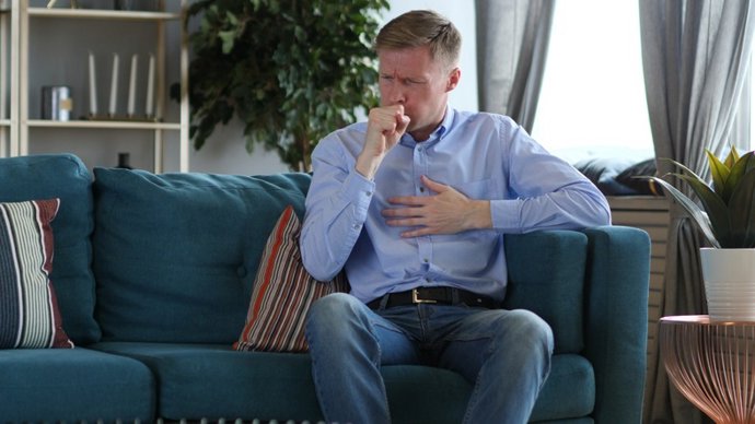 Archivo - Hombre con tos crónica sentado.