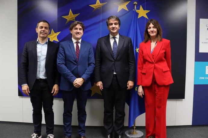 Reunión de la delegación socialista encabezada por Eneko Andueza con el vicepresidente de Cohesión y Reformas de la Comisión Europea, Raffaele Fitto