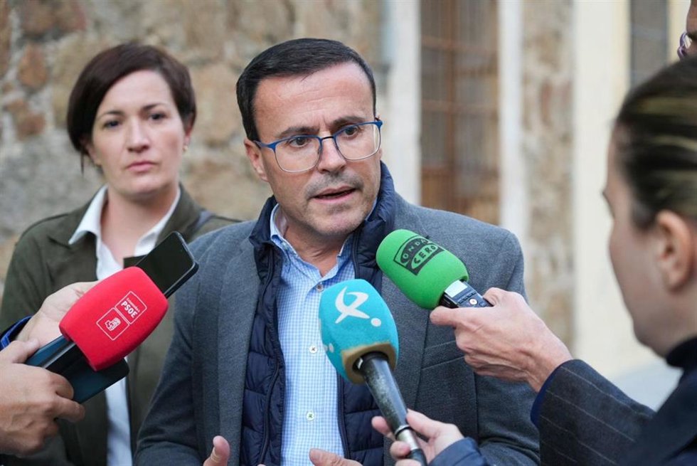El candidato del PSOE a la Presidencia de la Junta, Miguel Ángel Gallardo, en declaraciones a los medios en Plasencia