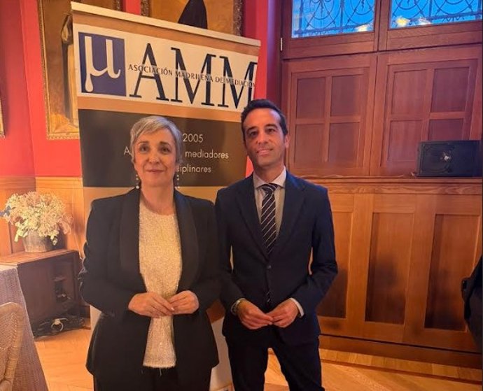 La viceconsejera de Justicia, Ana Corredera, y el director general de Justicia Juvenil y Cooperación, Esteban Rondón, en el acto de entrega de estos premios celebrado en el Ateneo de Madrid.