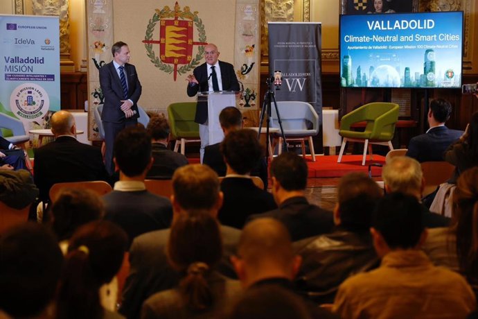 Recepción del alcalde de Valladolid, Jesús Julio Carnero, a la delegación del grupo Climate Neutral and Smart Cities.