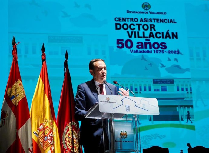 El presidente de la Diputación de Valladolid, Conrado Íscar, en la jornada 'Reflexiones y Vivencias en el Mundo de la Geriatría' en el Teatro Zorrilla.