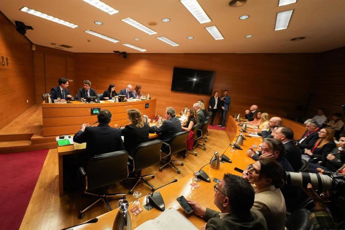 El presidente de la Generalitat Valenciana en funciones, Carlos Mazón (2i), durante su comparecencia ante la Comisión de la dana de Les Corts Valencianes, a 11 de noviembre de 2025, en Valencia