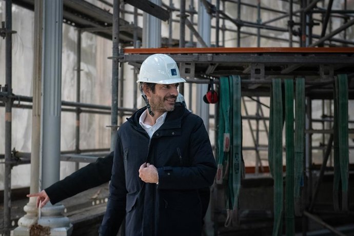 El ministro de Cultura, Ernest Urtasun, durante una visita a las obras del Palacio de Cristal, a 11 de noviembre de 2025, en Madrid (España). Las obras, que cuentan con un presupuesto superior a los 7,3 millones de euros, consisten en la restauración inte