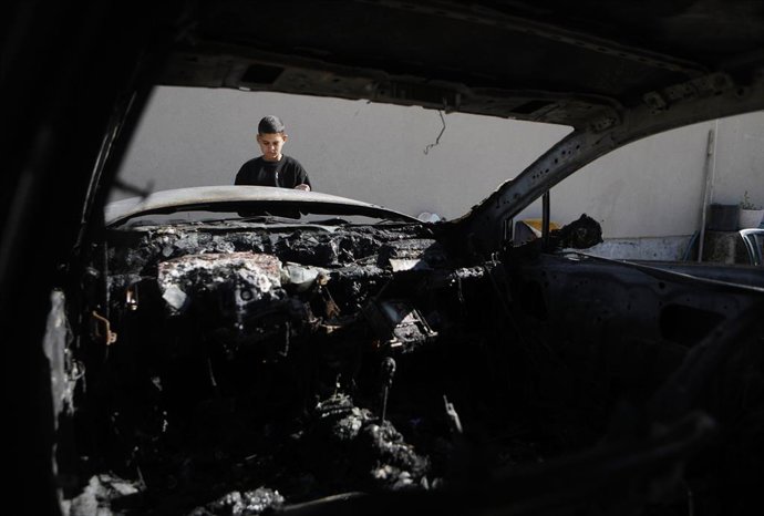 October 29, 2025, Hebron, West Bank, Palestinian Territory: Palestinians inspect a vehicle that was set on fire by Israeli settlers in the village of Surif, north of Hebron, amid growing anger over ongoing settler attacks in the West Bank. Hebron, West Ba