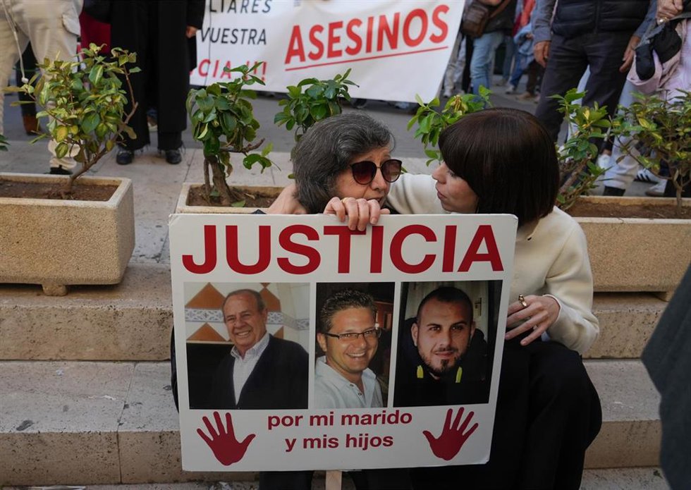 La secretaria general del PSPV, Diana Morant, con una víctima de la dana en la concentración frente a Les Corts mientras comparecía Carlos Mazón