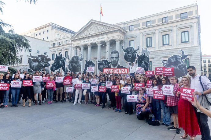 Archivo - Los firmantes de la ILP 'No es mi cultura', que propone la derogación de la tauromaquia como patrimonio cultural, se concentran frente al Congreso de los Diputados, a 7 de octubre de 2025, en Madrid (España). La concentración tiene lugar el mism