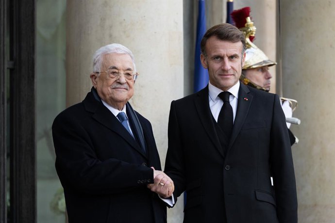 11 de novembro de 2025, Paris, França, França: O presidente da França, Emmanuel Macron (à direita), recebe o presidente palestino Mahmud Abbas (à esquerda) no Palácio Presidencial do Eliseu.
