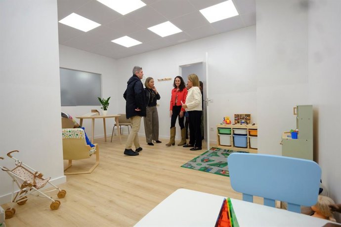 El alcalde de L'Hospitalet, David Quirós, y la consellera de Igualdad y Feminismo, Eva Menor, en una visita al SIE de L'Hospitalet.