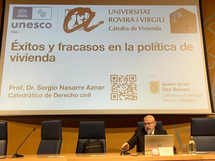 El catedrático de Derecho Civil Sergio Nasarre interviene en la inauguración de las jornadas 'El futuro de la vivienda. Nuevas soluciones en Baleares'.