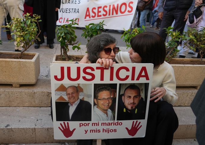La secretaria general del PSPV, Diana Morant, con una víctima de la dana en la concentración frente a Les Corts mientras comparecía Carlos Mazón