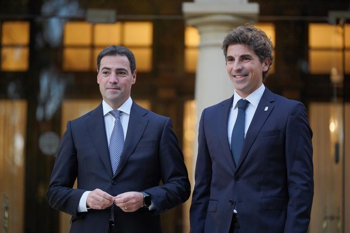 El lehendakari, Imanol Pradales (i), recibe al alcalde de Donostia-San Sebastián, Jon Insausti (d), en el Palacio Ajuria Enea, a 11 de noviembre de 2025, en Vitoria-Gasteiz, Álava