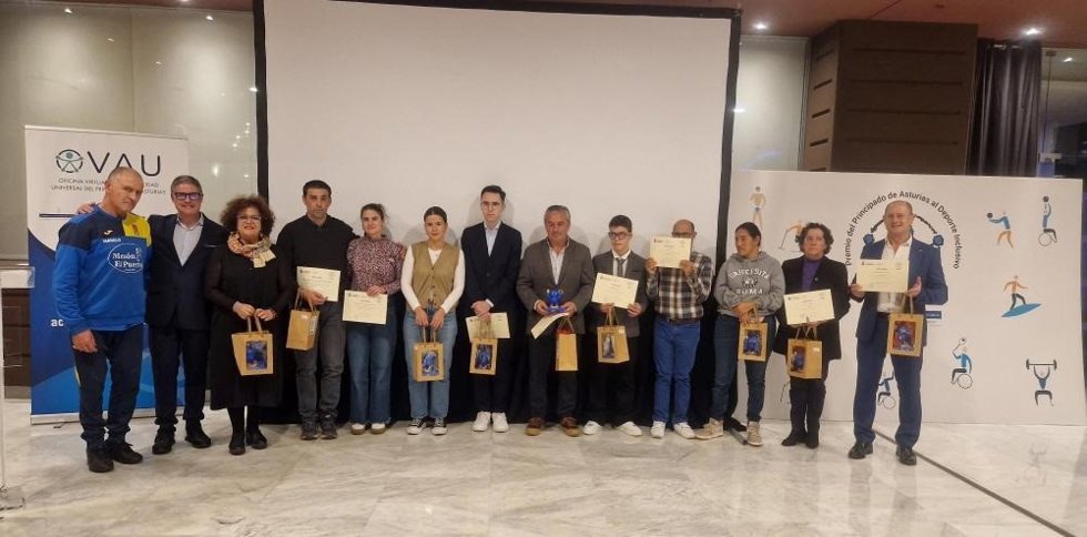 La consejera de Derechos Sociales y Bienestar, Marta del Arco (tercera por la izda. En la imagen) junto a los representantes del Club Mareastur, ganadores del IV Premio de Deporte Inclusivo que concede el Gobierno de Asturias.