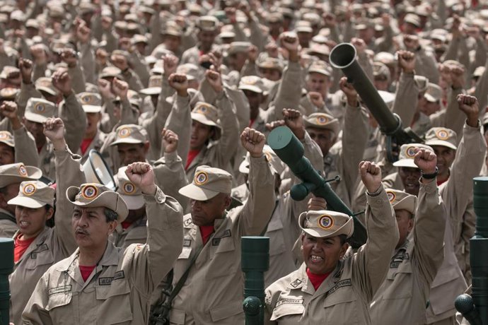 Archivo - Imagen de archivo de militares venezolanos durante un desfile militar en Caracas
