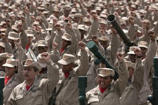 Archivo - Imagen de archivo de militares venezolanos durante un desfile militar en Caracas