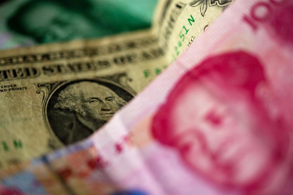 Archivo - Billete de yuan chino sobre uno de dólar estadounidense.