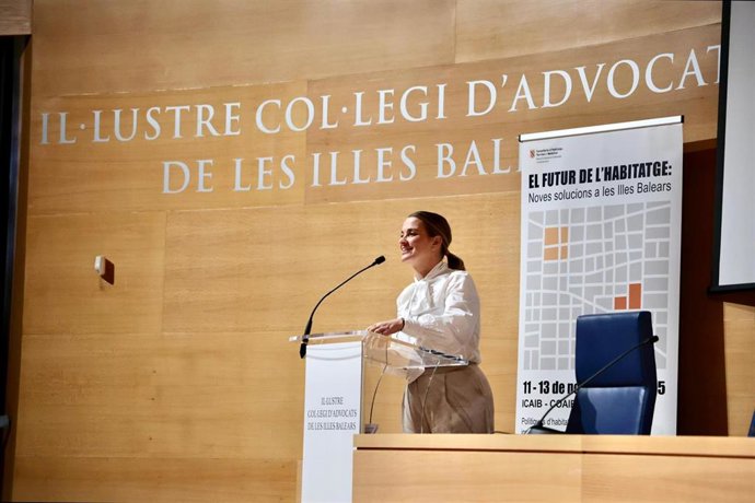 La presidenta del Govern, Marga Prohens, en la primera sesión de las jornadas 'El futuro de la vivienda. Nuevas soluciones en Baleares'.