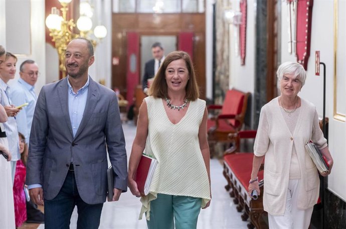 Archivo - La presidenta del Congreso, Francina Armengol, con los otros dos representantes del PSOE en la Mesa de la Cámara Baja 