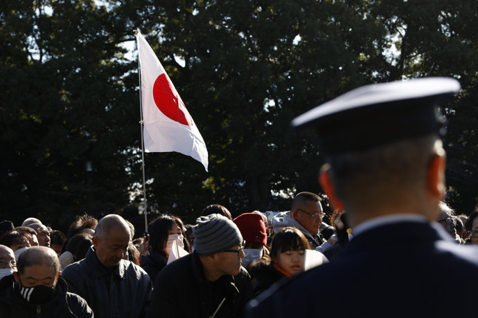 Archivo - January 2, 2025, Tokyo, Japan: People holding Japanese flags wait to greet Emperor Naruhito and the royal family of Japan during a New Year's Greeting celebration at the Imperial Palace in Tokyo. People gathered at the Imperial Palace for the tr
