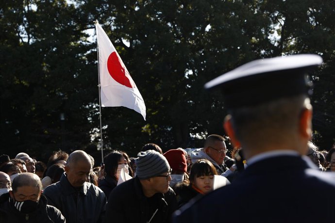 Archivo - Arquivo - 2 de janeiro de 2025, Tóquio, Japão: Pessoas segurando bandeiras japonesas esperam para cumprimentar o Imperador Naruhito e a família real do Japão durante uma celebração de saudação de Ano Novo no Palácio Imperial em Tóquio. As pessoa