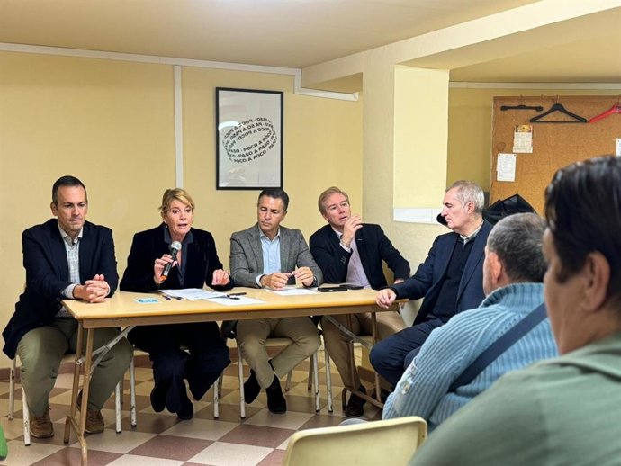 Reunión entre Ayuntamiento de Huelva y vecinos sobre la propuesta de construir la primera piscina pública de la ciudad en la parcela de la antigua Casa Duclós