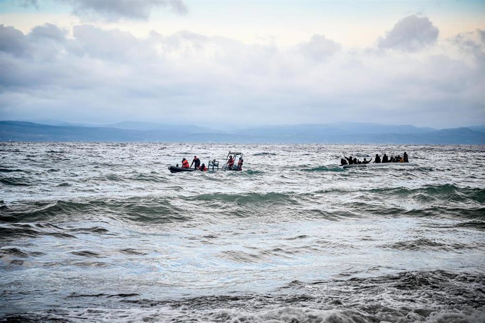 Archivo - Embarcaciones con personas migrantes frente a las cosas de Grecia