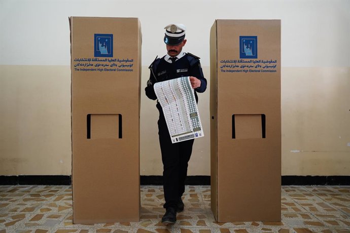 November 9, 2025, Mosul, Iraq: An Iraqi security member votes at a polling station during the special voting, two days before the ballot boxes open to the public in the parliamentary elections in Mosul. Parliamentary elections in Iraq are set for November