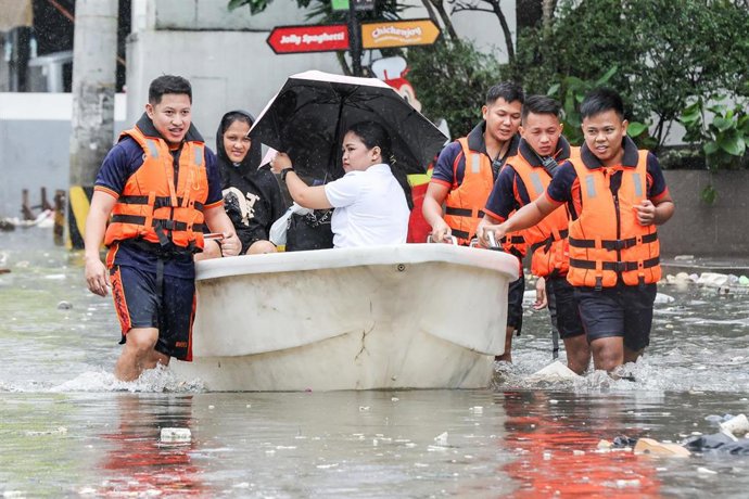 Los equipos de rescate usan una embarcación para evacuar a los residentes de las inundacion en la ciudad de Navotas, Filipinas, tras el paso del supertifón 'Fung Wong'