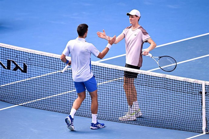 Archivo - Jannik Sinner saluda a Novak Djokovic durante un partido.