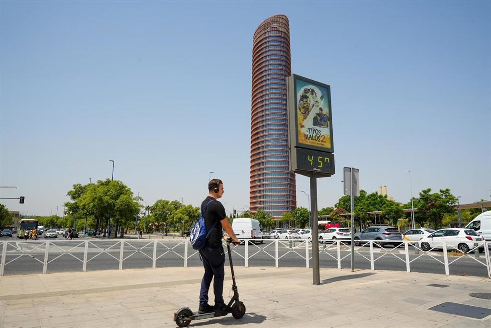 Archivo - Ciclista por las calles de Sevilla en plena ola de calor. A 11 de agosto de 2025 en Sevilla, Andalucía (España). 