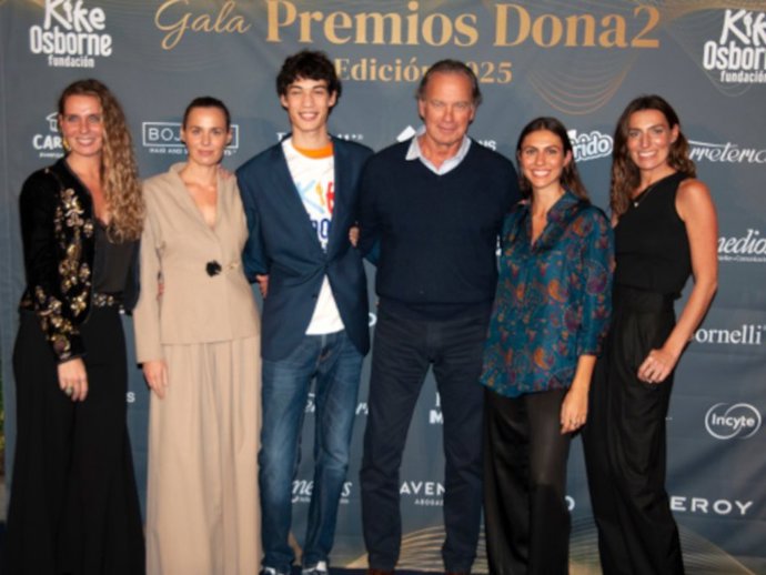 BERTIN OSBORNE ACUDE A LOS PREMIOS DONA2 JUNTO A SUS HIJAS PARA APOYAR A FABIOLA MARTINEZ Y SU HIJO KIKE
