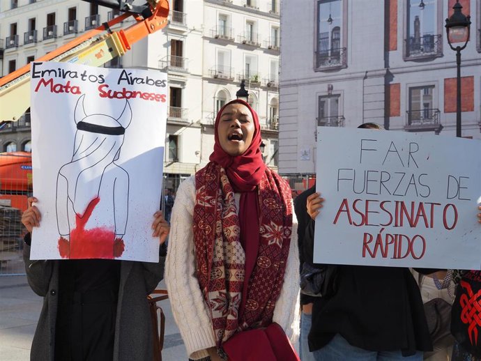 Un grupo de personas se reunió en Madrid con una pancarta en la que se leía Fuerza de Apoyo Rápido (RSF)  para protestar contra la guerra en Sudán
