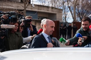 Archivo - El expresidente de la Real Federación Española de Fútbol (RFEF) Luis Rubiales, a su salida de la Audiencia Nacional, a 12 de febrero de 2025, en San Fernando, Madrid (España). El ex seleccionador femenino; el exdirector deportivo de la selección