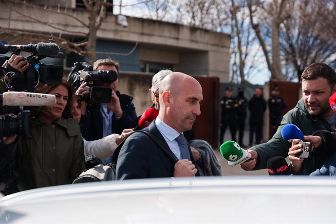 Archivo - El expresidente de la Real Federación Española de Fútbol (RFEF) Luis Rubiales, a su salida de la Audiencia Nacional, a 12 de febrero de 2025, en San Fernando, Madrid (España). El ex seleccionador femenino; el exdirector deportivo de la selección