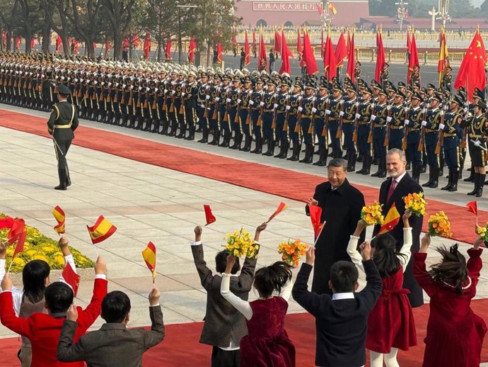 O Rei Felipe VI e o Presidente da China, Xi Jinping, durante a recepção de honra no Grande Palácio do Povo na Praça Tiananmen.