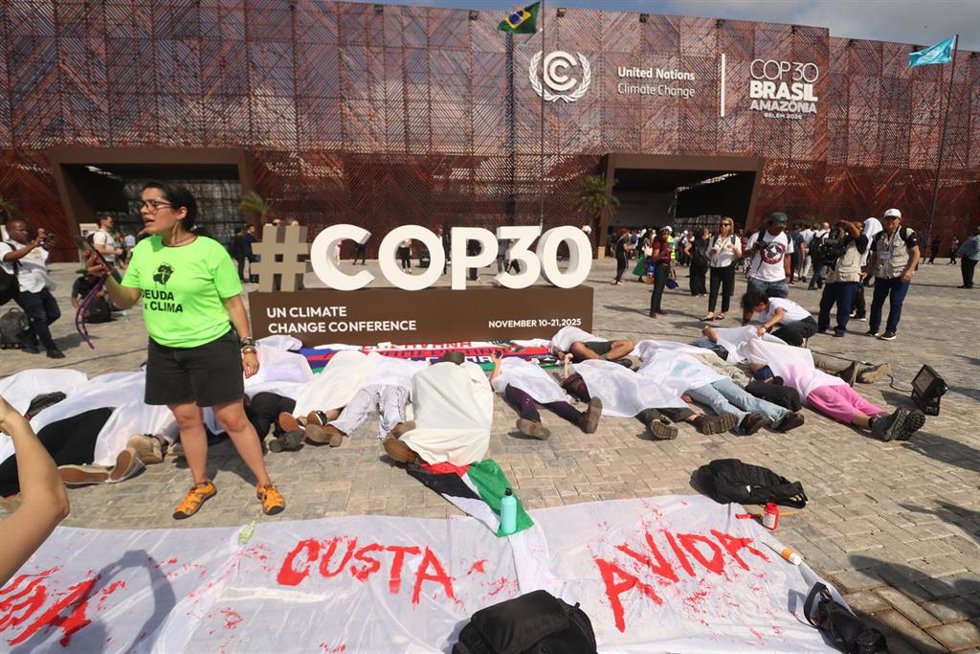 Archivo - Activistas ambientales realizan una protesta en la entrada de la 30 Conferencia de las Naciones Unidas sobre el Cambio Climático COP-30 en la ciudad de Belém en Pará, Brasil.